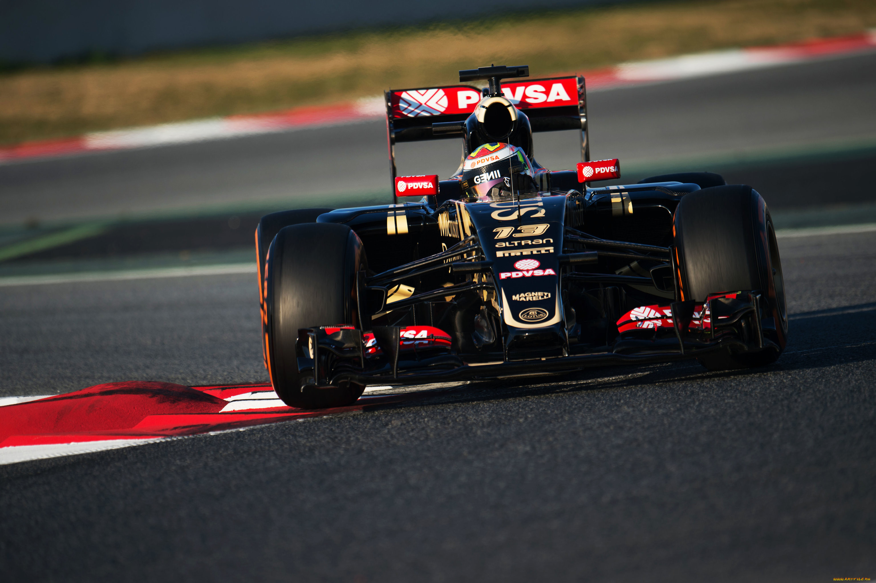 Формула 23. Lotus f1 2015. Lotus e23. Машина формула 1 на трассе Лотус. Болид формулы 1 на трассе.